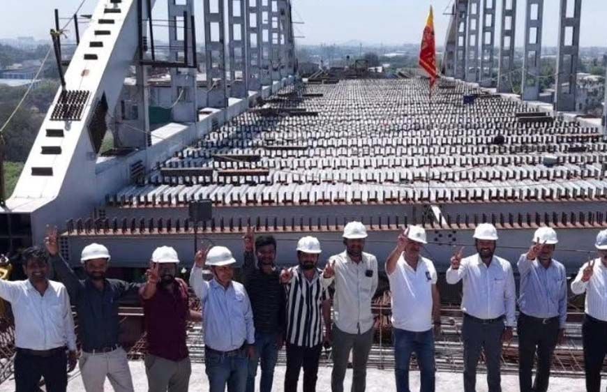 इंदौर के चौराहे पर 23 मीटर ऊंचाई पर लटका 400 टन का लोहा, इंजीनियरिंग का अजूबा