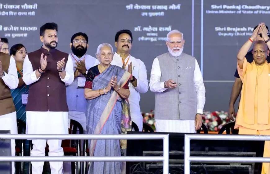 ऐतिहासिक क्षण: जेवर से पहली उड़ान, राज्यपाल आनंदीबेन पटेल व सीएम योगी ने किया लखनऊ का सफर