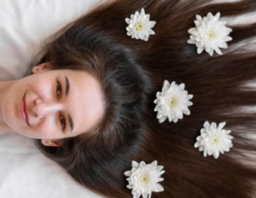 हफ्ते में सिर्फ दो बार तेल लगाने से जड़ से मजबूत होंगे आपके बाल