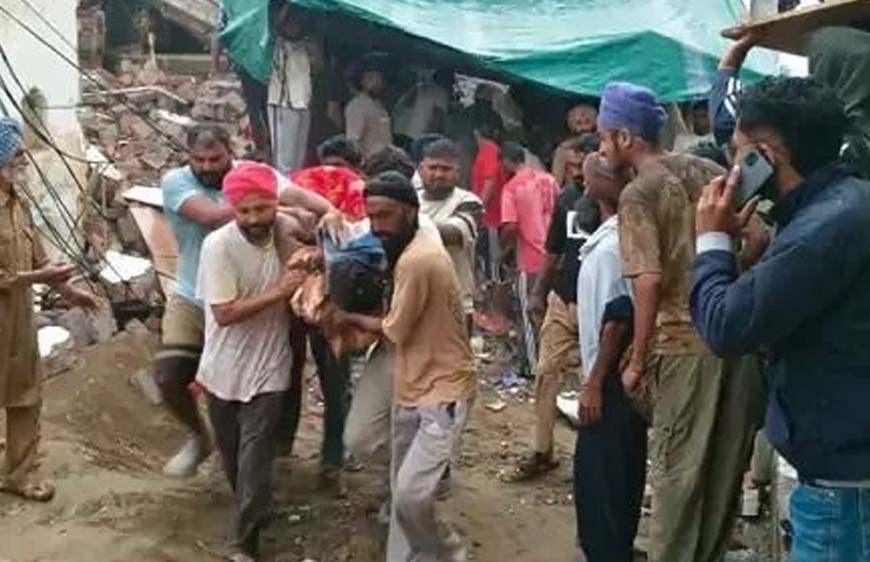 पंजाब के बरनाला में मरम्मत के दौरान मकान गिरा, मलबे में दबने से 3 मजदूरों की मौत, चौथे की तलाश जारी