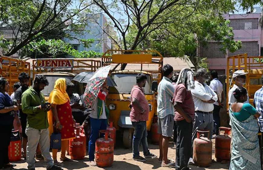 MP में पेट्रोल-डीजल पर्याप्त, लेकिन रसोई गैस पर 'पैनिक': भोपाल में दो दिन में 28,000 सिलेंडर की बुकिंग, सप्लाई 70% ही हुई