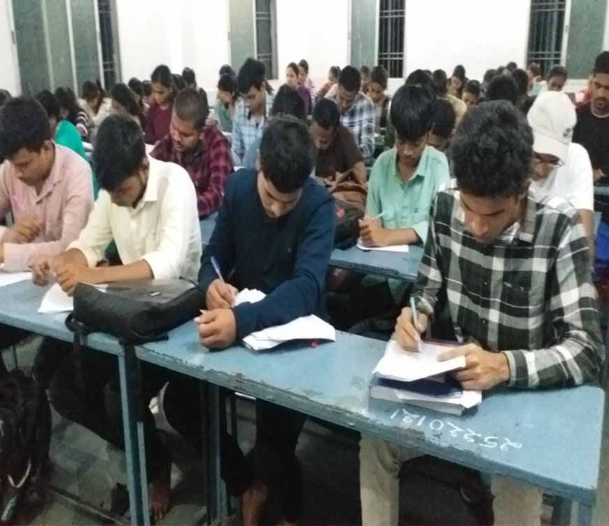 बाड़मेर का अनोखा मॉडल: फ्री कोचिंग के साथ मोबाइल बैन, कम खर्च में कोटा जैसी पढ़ाई