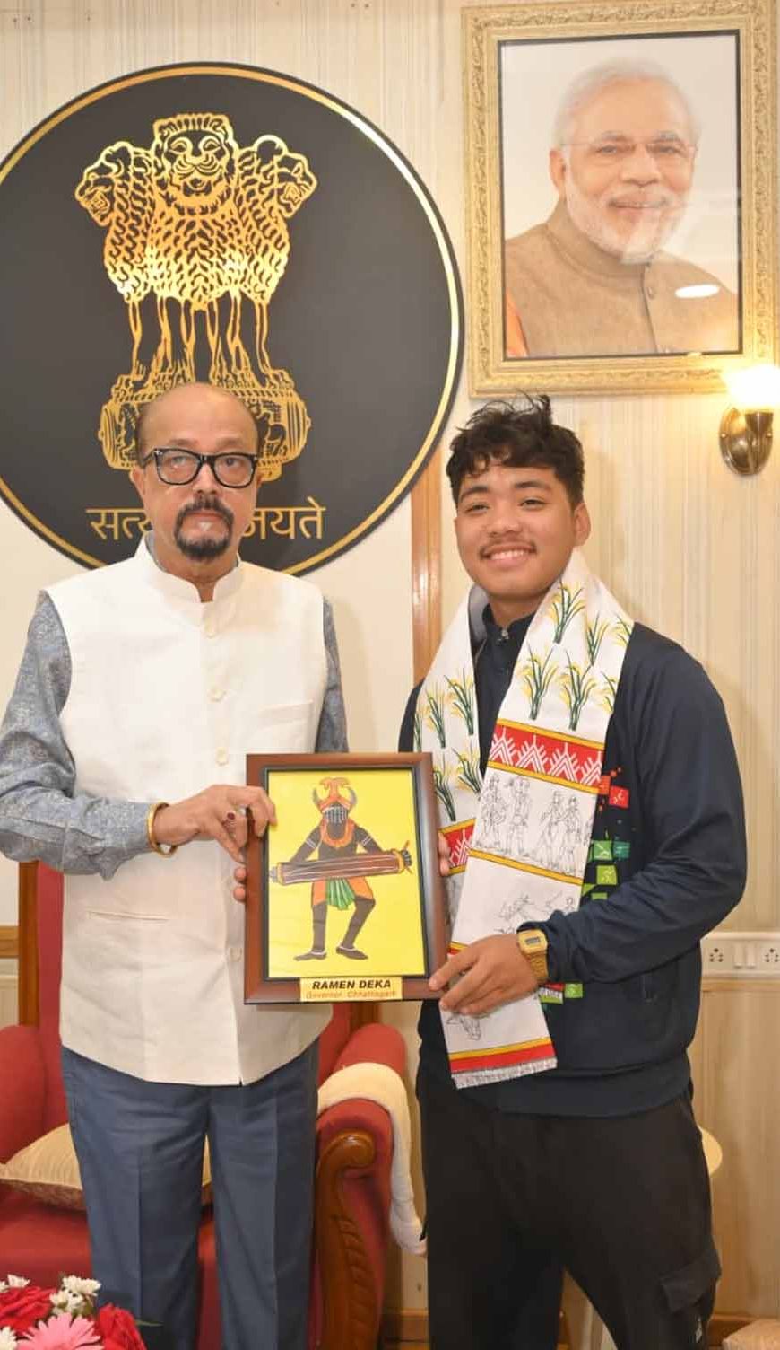 ट्राइबल गेम्स 2026 में शानदार प्रदर्शन, 9 पदक जीतने वाले असम के तैराकों ने राज्यपाल डेका से की मुलाकात