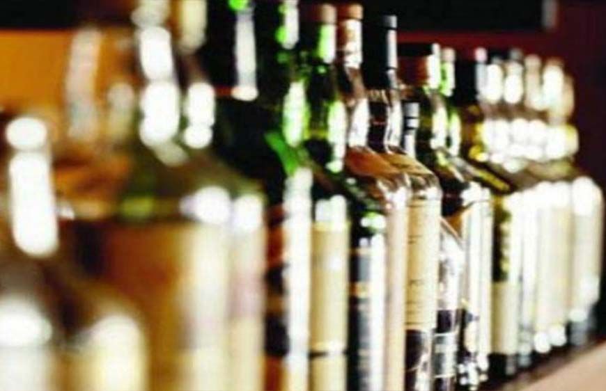 शराब के शौकीनों की लगी मौज, सस्ते रेटों पर बिक रही शराब, ठेकों के बाहर लगा मेला