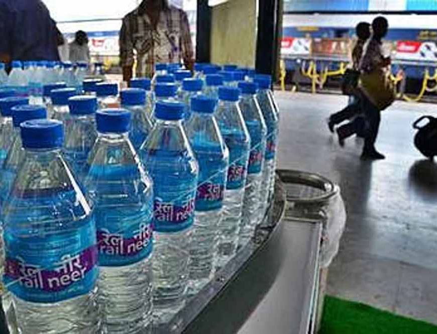 रेलवे स्टेशन पर ठंडे पानी के नाम पर लूट! वेंडर ओवररेट में बेच रहे बोतलें
