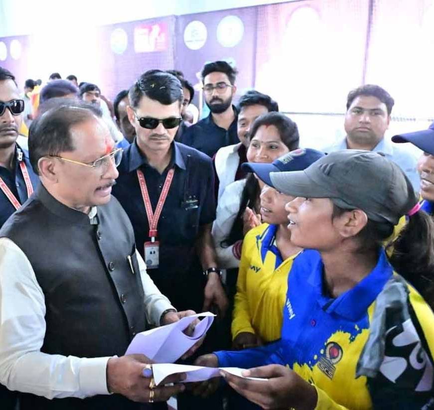 इचकेला की बेटियों ने क्रिकेट में रचा इतिहास, मुख्यमंत्री साय ने किया सम्मानित, किट देकर बढ़ाया हौसला