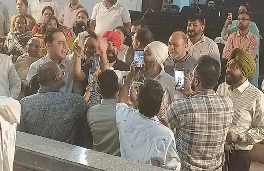 जालंधर नगर निगम में हंगामा, नारेबाजी के बीच 2.5 मिनट में बजट पास