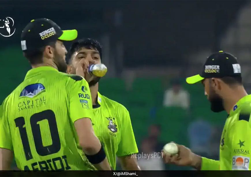 PSL में फखर जमां पर लगा बॉल टेंपरिंग का गंभीर आरोप लाहौर कलंदर्स और कराची किंग्स मैच में मचा बवाल