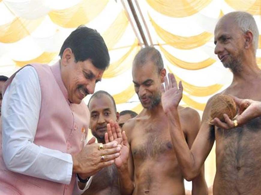 मुख्यमंत्री डॉ. यादव ने महावीर जयंती पर श्रमण मुनि 108 संभव सागर जी महाराज का आशीर्वाद प्राप्त किया