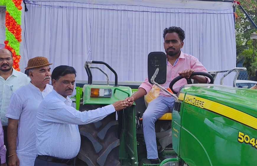 संकल्प से समाधान शिविर में किसान को मिली बड़ी सौगात, कलेक्टर ने देवेंद्र को सौंपी सुपर सीडर की चाबी