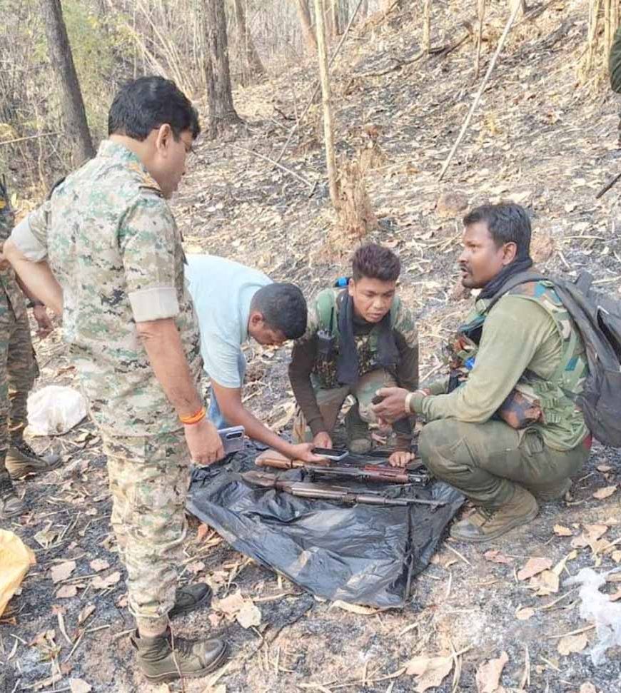 छत्तीसगढ़ के जंगल में नक्सलियों का हथियारों का जखीरा बरामद, AK-47 और इंसास रायफल जब्त