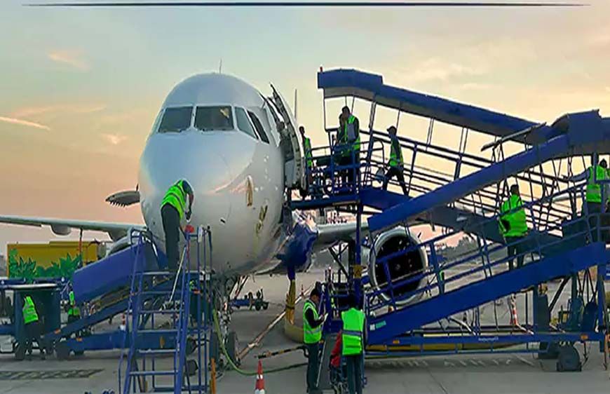 एयरपोर्ट पर नौकरी कैसे पाएंगे? 12वीं पास भी पा सकते हैं लाखों का पैकेज, ये कोर्स करें