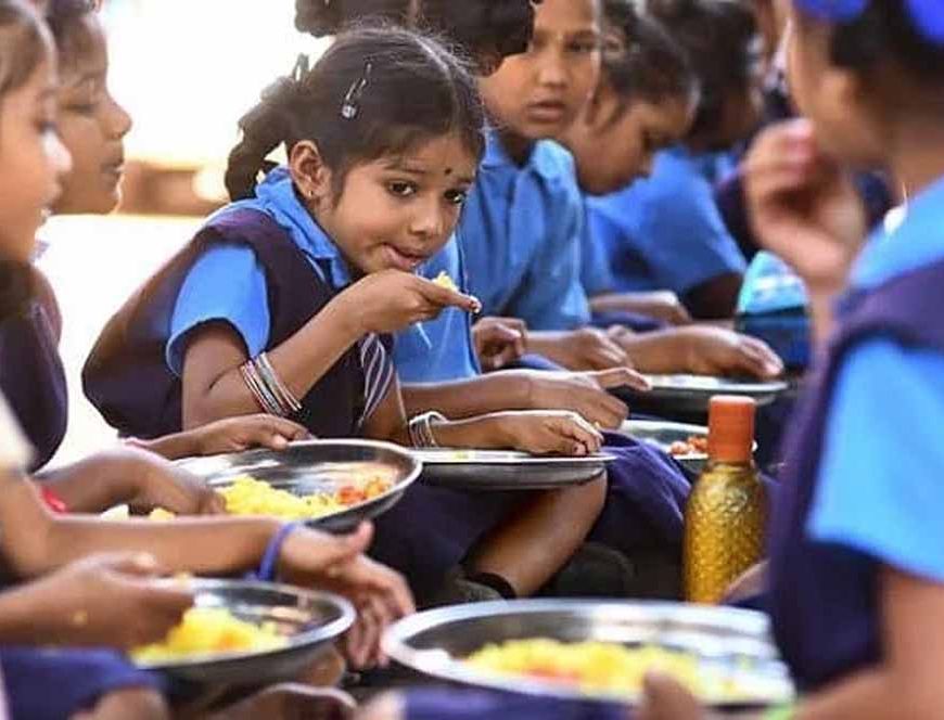 पंजाब में मिड डे मील का नया स्वाद, शनिवार को बच्चों को मिलेगी साबुत माह की दाल