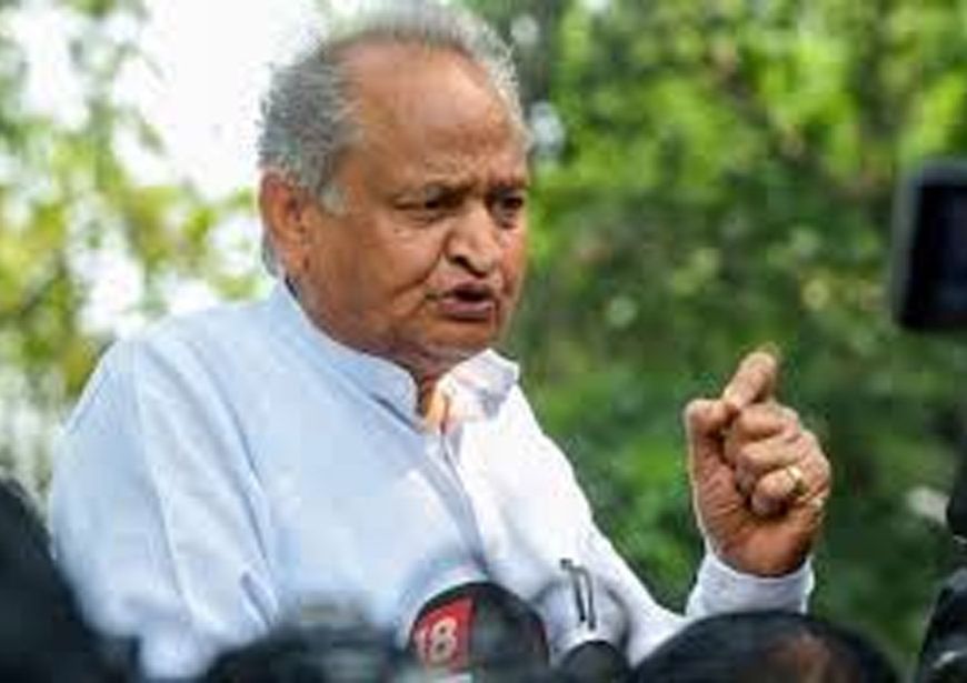 जयपुर एयरपोर्ट पर अशोक गहलोत के तल्ख तेवर, बोले— सीएम रहते हुए मेरा बेटा वैभव किराए के मकान में रहता था