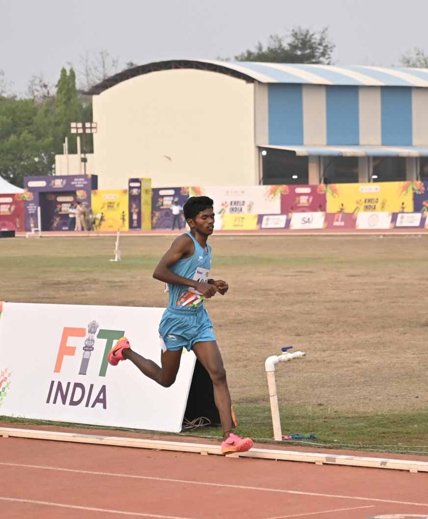 ख़ुद से सीखने वाले सूरज माशी ने उधार के स्पाइक्स पहन जीता 5000 मीटर का रजत पदक