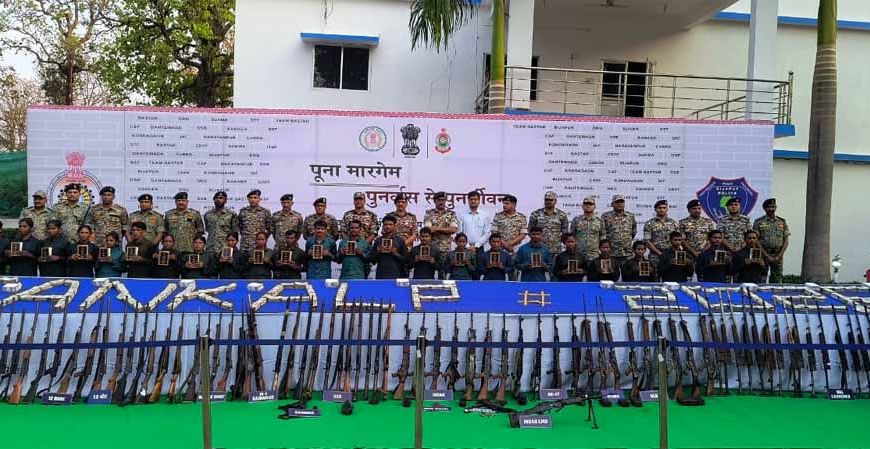 बस्तर में लाल आतंक पर बड़ा वार: 5 जिलों में 35 माओवादियों ने किया सरेंडर, करोड़ों के हथियार जब्त