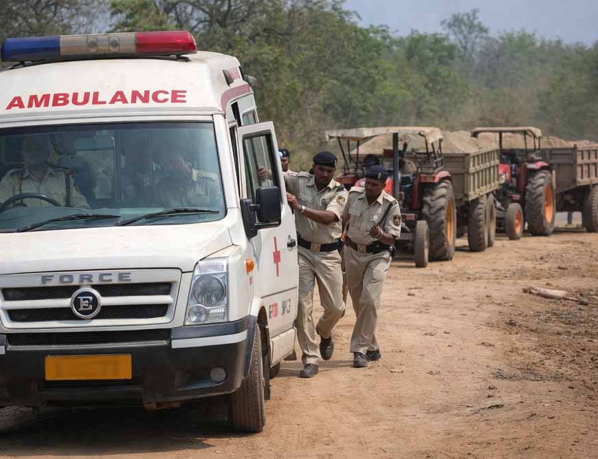 बालाघाट में पुलिस का अनोखा ऑपरेशन: एंबुलेंस में छिपकर पहुंची टीम, रेत माफिया के ट्रैक्टर जब्त