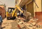 मघड़ा मंदिर हादसे के बाद एक्शन में प्रशासन, 8 मौतों के बाद मंदिर परिसर में चला बुलडोजर