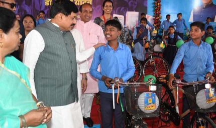 मुख्यमंत्री डॉ. मोहन यादव ने बच्चों पर की पुष्प वर्षा, हजारों बच्चों ने प्रदेश के स्कूलों में लिया प्रवेश