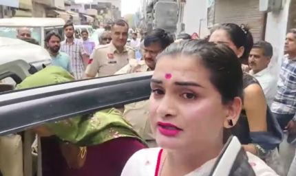 महेंद्रगढ़ में बधाई को लेकर किन्नरों के दो गुटों के बीच हिंसक झड़प और गाड़ियों में जमकर हुई तोड़फोड़