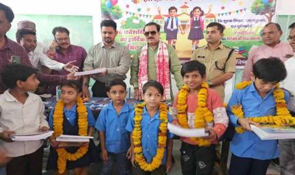 मंत्री  टेटवाल ने "स्कूल चलें हम" के तहत प्रवेशोत्सव में पुस्तक और मिठाई वितरण कर विद्यार्थियों का किया उत्साहवर्धन