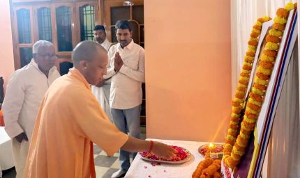 पूर्व विधायक शीतल पांडेय के पुत्र को मुख्यमंत्री योगी ने दी भावभीनी श्रद्धांजलि