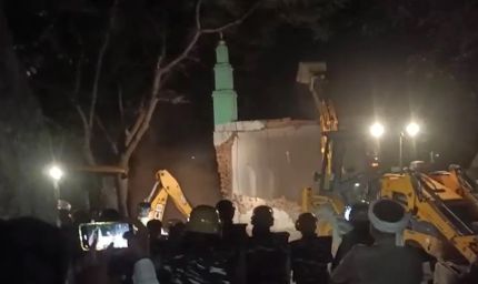 बुलडोजर कार्रवाई, लखनऊ के बीकेटी में सरकारी जमीन पर बनी मस्जिद को प्रशासन ने ढहाया