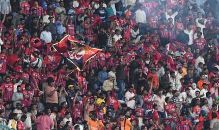 इकाना में दिल्ली कैपिटल्स की दहाड़, एलएसजी के नए लोगो और जर्सी पर भारी पड़ा 'बाघ'