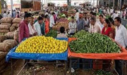 मुहाना मंडी में नींबू और कैरी के दाम सातवें आसमान पर, टमाटर और आलू-प्याज की कीमतों में गिरावट
