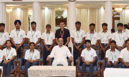 धमतरी के विद्यार्थियों ने किया लोकभवन का भ्रमण : राज्यपाल से की आत्मीय मुलाकात राज्यपाल  रमेन डेका