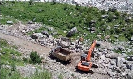 अवैध खनन पर बड़ी कार्रवाई: छापेमारी में मुरूम-गिट्टी से भरी गाड़ियां जब्त