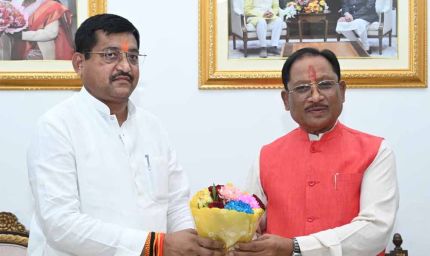 मुख्यमंत्री से उत्तरप्रदेश के राज्यमंत्री  रामकेश निषाद ने सौजन्य मुलाकात की