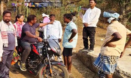 15 किमी बाइक चलाकर दुर्गम गांवों में पहुंचे विधायक दशरथ गागराई, जनचौपाल लगाकर सुनीं ग्रामीणों की समस्याएं