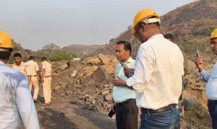 धनबाद भूधसान के बाद अवैध कोयला खनन पर प्रशासन का बड़ा प्रहार, एसडीएम के नेतृत्व में भारी मात्रा में कोयला और वाहन जब्त