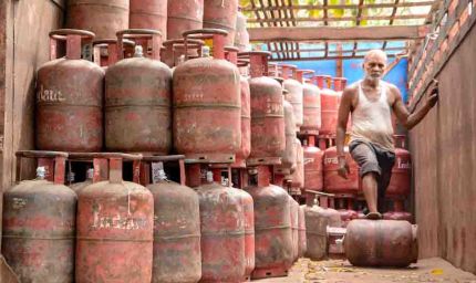 दिल्ली में गैस सिलेंडर की कालाबाजारी पर सख्त हुई रेखा गुप्ता सरकार, शिकायत के लिए जारी किया हेल्पलाइन नंबर