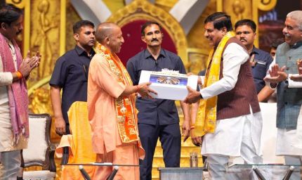 सम्राट विक्रमादित्य के जीवन पर आधारित महानाट्य कार्यक्रम में शामिल हुए मुख्यमंत्री योगी आदित्यनाथ व एमपी के सीएम मोहन यादव