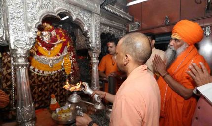 बाबा विश्वनाथ और कालभैरव के दरबार में सीएम योगी, वाराणसी में की पूजा
