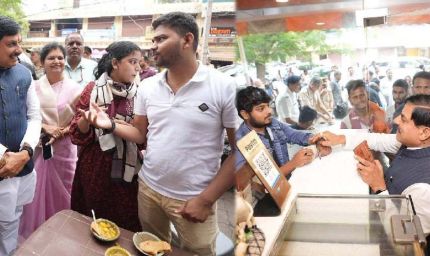 काशी की प्रसिद्ध कचौड़ी-पूरी का स्वाद लेते दिखे सीएम मोहन यादव, सादगी ने जीता लोगों का दिल
