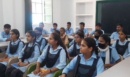 भोपाल में आज अधिकारी बने शिक्षक, 102 सरकारी स्कूलों में अफसरों ने ली क्लास, बच्चों से किया संवाद