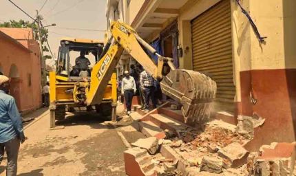 मघड़ा मंदिर हादसे के बाद एक्शन में प्रशासन, 8 मौतों के बाद मंदिर परिसर में चला बुलडोजर