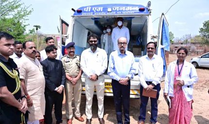 राज्यपाल  रमेन डेका ने बेहराखार में पीएम जनमन अंतर्गत संचालित मोबाइल मेडिकल यूनिट का किया अवलोकन