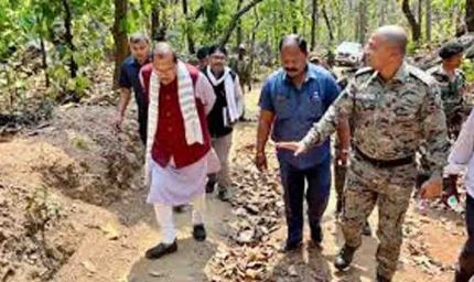 वित्त मंत्री राधाकृष्ण किशोर पहुंचे बूढ़ा पहाड़, उग्रवाद प्रभावित क्षेत्र में सड़क और अस्पताल का दिया भरोसा