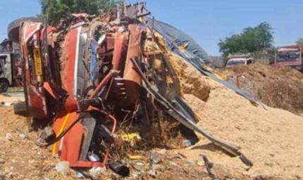 देवास में ट्रक और टूरिस्ट बस की भीषण टक्कर, 30 से ज्यादा यात्री घायल