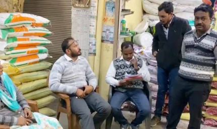 यूरिया की कालाबाजारी पर कार्रवाई तेज, एसडीएम व उप संचालक ने किया निरीक्षण