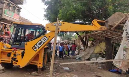 पश्चिमी चंपारण में अतिक्रमण पर सख्ती: 60 लोगों को नोटिस, कागजात दिखाओ या खाली करो जमीन