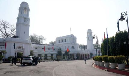 दिल्ली विधानसभा के गेट तोड़कर घुसी अज्ञात कार, स्पीकर के कमरे के बाहर गुलदस्ता छोड़कर फरार