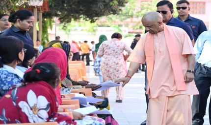 जनता दर्शन: गोरखनाथ मंदिर में 200 लोगों से मुलाकात कर उनकी समस्याएं सुनीं मुख्यमंत्री योगी आदित्यनाथ ने