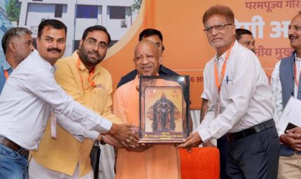 सरकार मूल्यों व आदर्शों पर आधारित पत्रकारिता के साथ: सीएम योगी