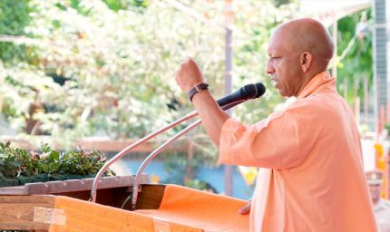 भाजपा के स्थापना दिवस पर सीएम योगी ने गोरखनाथ मंदिर के हिंदू सेवाश्रम भवन पर फहराया पार्टी का झंडा