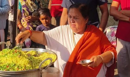 उमा भारती हाथठेला वालों के समर्थन में उतरीं, बंगले के सामने पोहा-जलेबी की दुकान लगाकर प्रशासन से की अपील